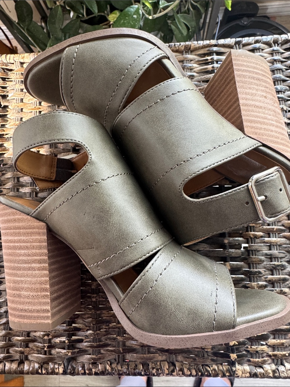DV by Dolce Vita Olive Green Open-Toe Block Heel Sandals women’s size 6 - Picture 3 of 9